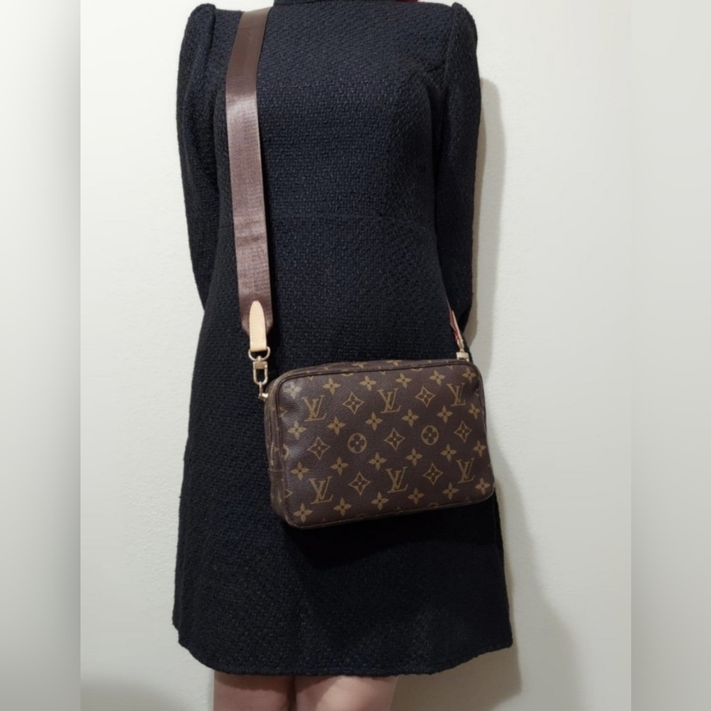 Authentic LOUIS VUITTON Trousse De Toilette 23 Crossbody Bag - Picture 3 of 13